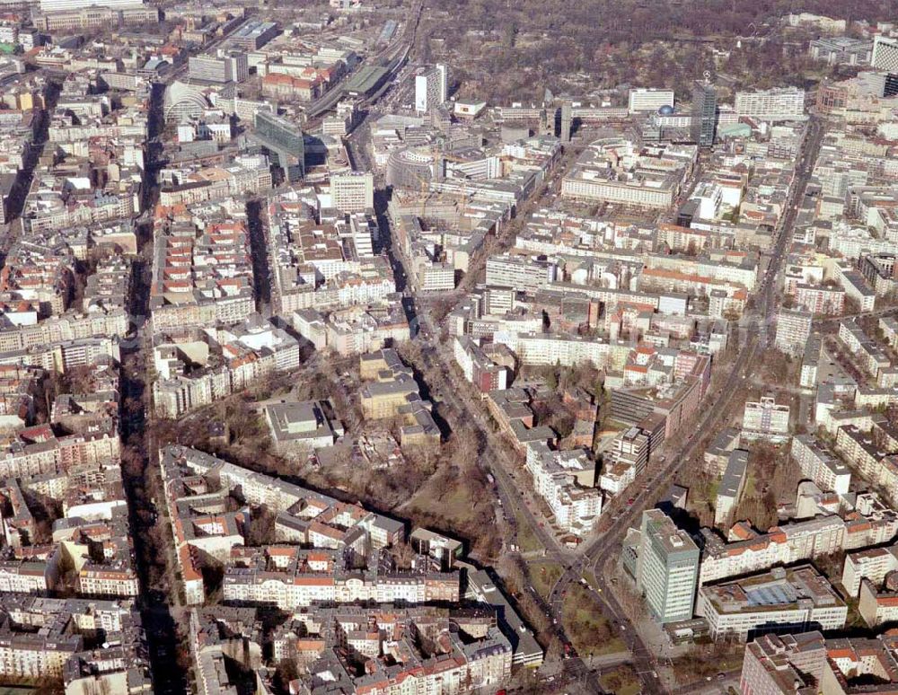 Berlin – Wilmersdorf from the bird's eye view: 05.03.2004 Wohngebiet an der Kreuzung Bundesallee, Hohenzollerndamm, Nachodstraße mit Blick in Richtung Bahnhof Zoo / Gedächtniskirche mit dem IBB-Hochhaus und dem Park an der Meier-Otto-Straße in Berlin-Wilmersdor