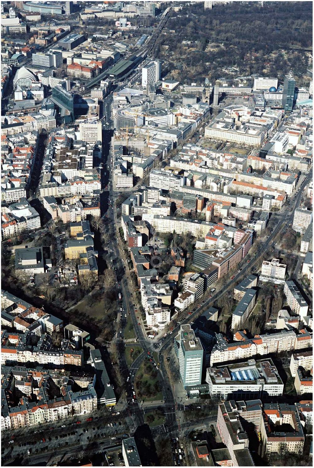 Berlin – Wilmersdorf from above - 05.03.2004 Wohngebiet an der Kreuzung Bundesallee, Hohenzollerndamm, Nachodstraße mit Blick in Richtung Bahnhof Zoo / Gedächtniskirche mit dem IBB-Hochhaus und dem Park an der Meier-Otto-Straße in Berlin-Wilmersdor