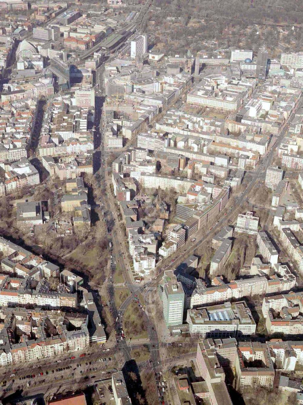 Berlin from the bird's eye view: Wohngebiet an der Kreuzung Bundesallee, Hohenzollerndamm, Nachodstraße mit Blick in Richtung Bahnhof Zoo / Gedächtniskirche mit dem IBB-Hochhaus und dem Park an der Meier-Otto-Straße in Berlin-Wilmersdorf