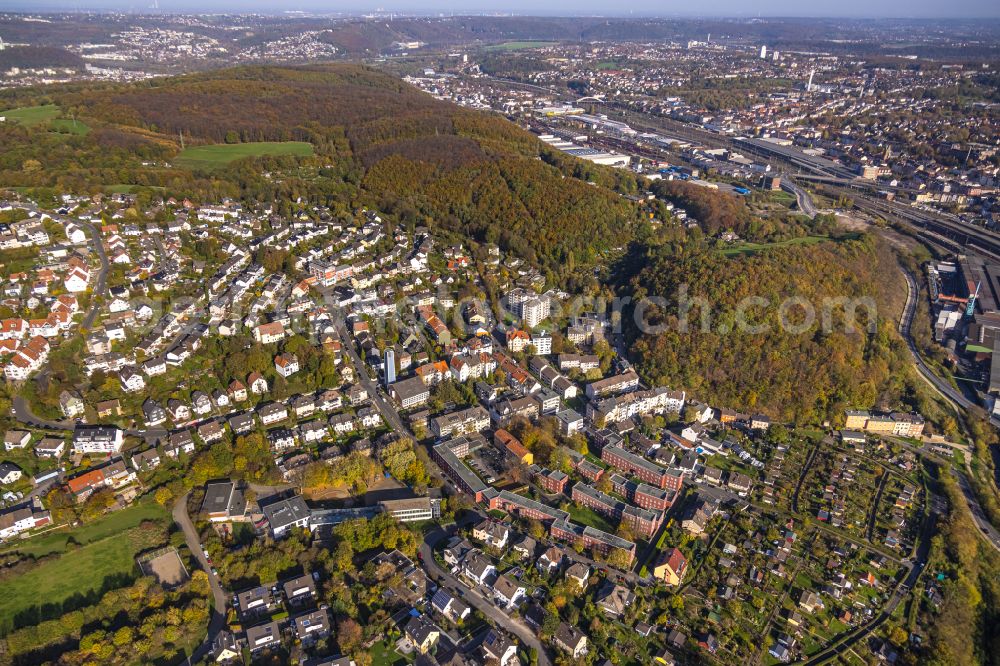 Hagen from the bird's eye view: Residential areas Kuhlerkamp on the edge of forest areas on street Leopoldstrasse in the district Philippshoehe in Hagen at Ruhrgebiet in the state North Rhine-Westphalia, Germany