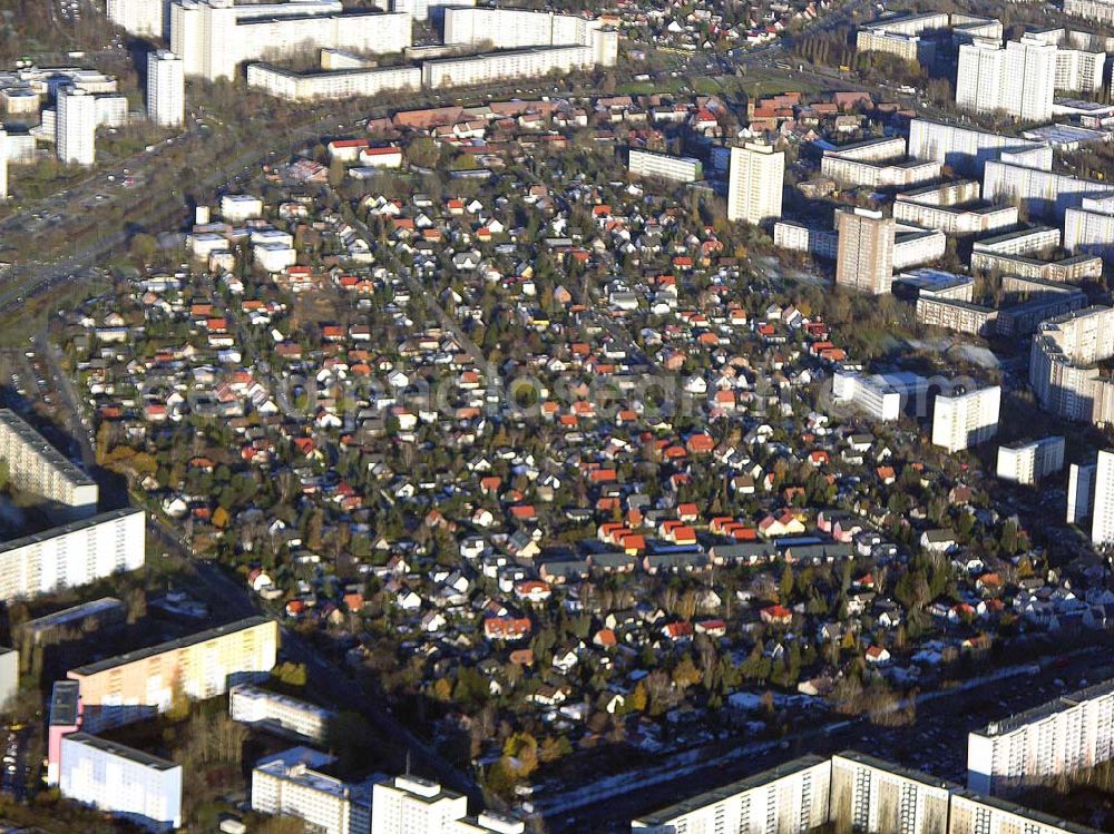 Berlin-Marzahn from the bird's eye view: 19.11.2004 BERLIN Wohngebiet an der Landsberger Allee, Allee der Kosmonauten und der Poelchaustrasse Gut zu erkennen ist der Kontrast von Hochhäusern zu Einfamilienhäusern