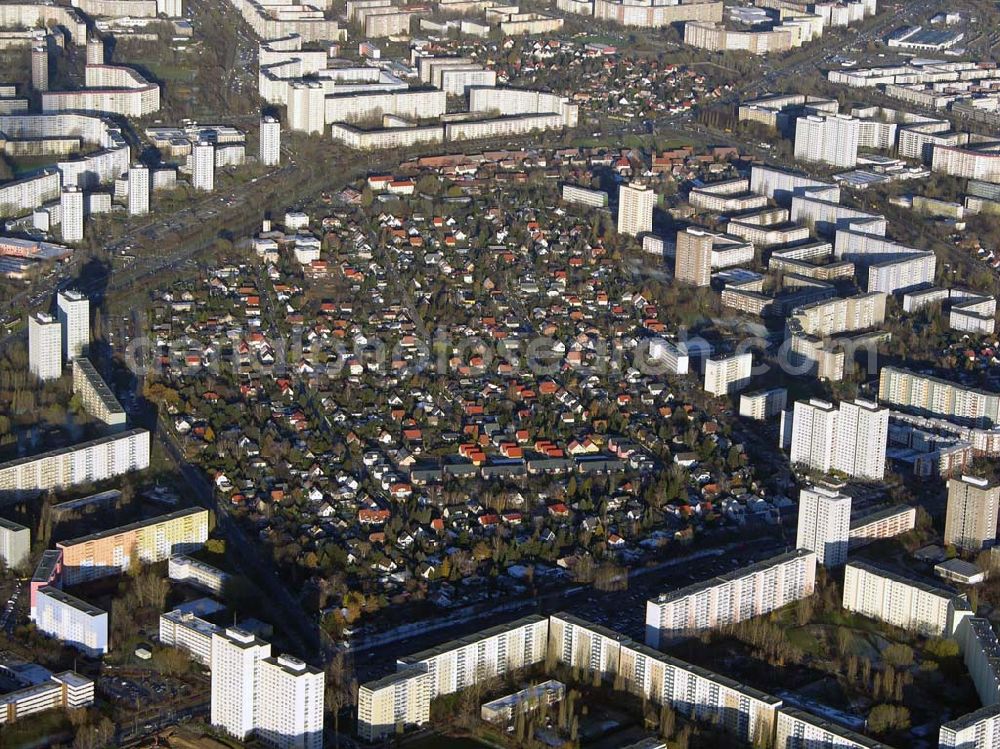 Aerial image Berlin-Marzahn - 19.11.2004 BERLIN Wohngebiet an der Landsberger Allee, Allee der Kosmonauten und der Poelchaustrasse Gut zu erkennen ist der Kontrast von Hochhäusern zu Einfamilienhäusern