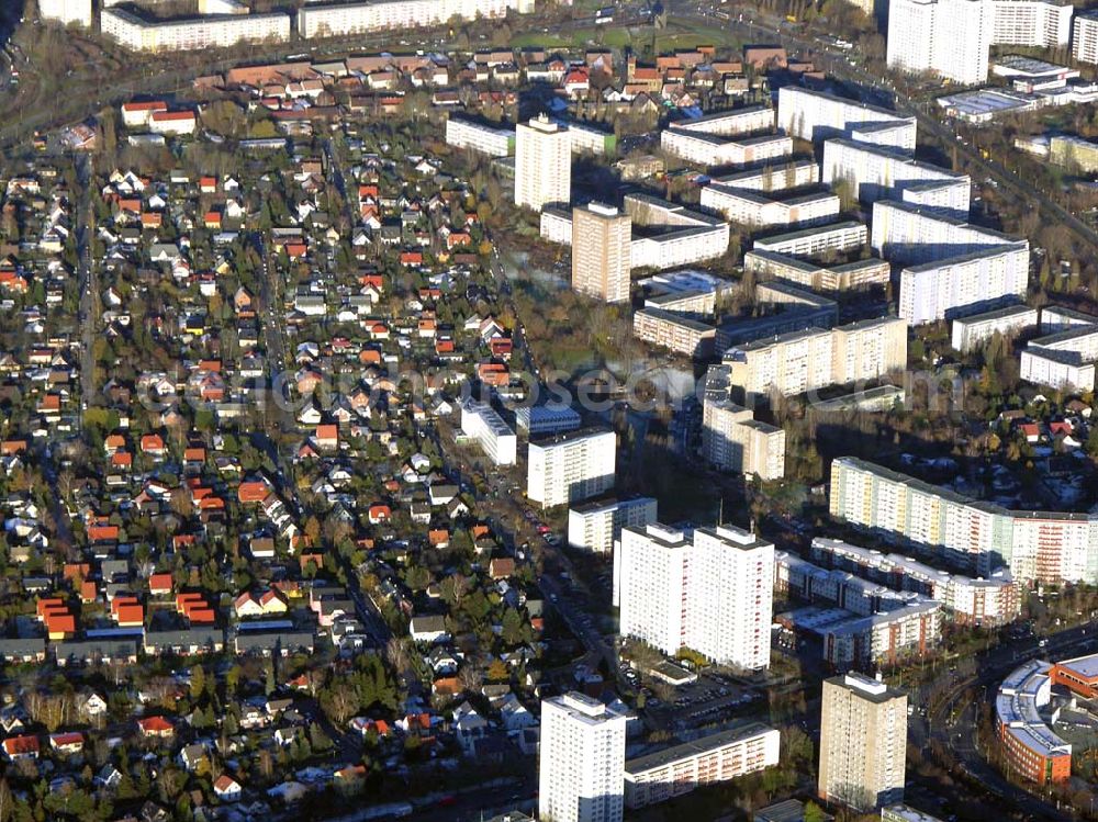 Aerial photograph Berlin-Marzahn - 19.11.2004 BERLIN Wohngebiet an der Landsberger Allee, Allee der Kosmonauten und der Poelchaustrasse Gut zu erkennen ist der Kontrast von Hochhäusern zu Einfamilienhäusern