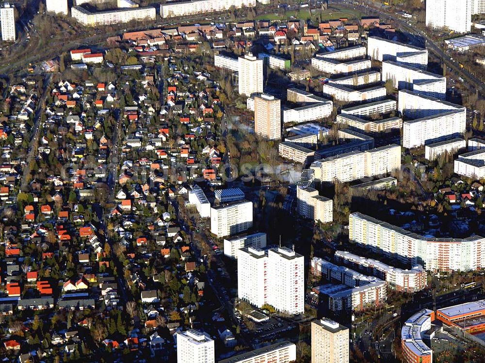 Berlin-Marzahn from above - 19.11.2004 BERLIN Wohngebiet an der Landsberger Allee, Allee der Kosmonauten und der Poelchaustrasse Gut zu erkennen ist der Kontrast von Hochhäusern zu Einfamilienhäusern