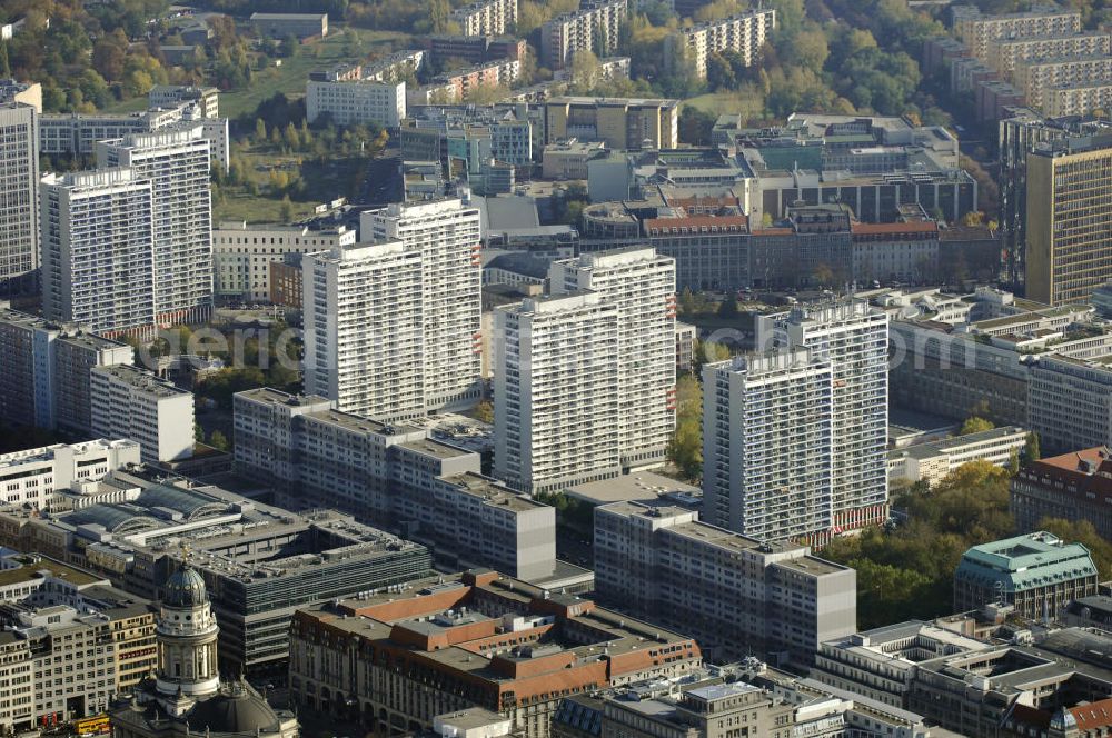 Aerial image Berlin - Blick auf das Wohngebiet an der Leipziger Strasse in Berlin-Mitte. Links im Bild die Kuppel des Deutschen Domes am Gendarmenmarkt