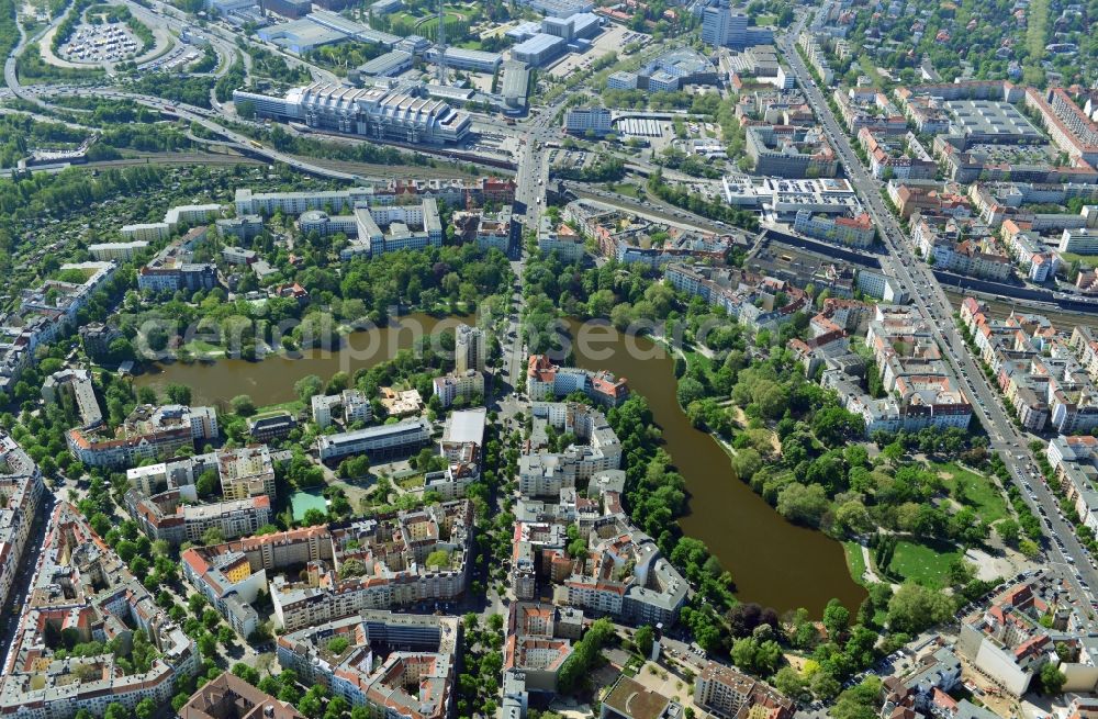 Berlin from the bird's eye view: Residential area on Lietzenseepark at the New Kant Strasse in Berlin Charlottenburg