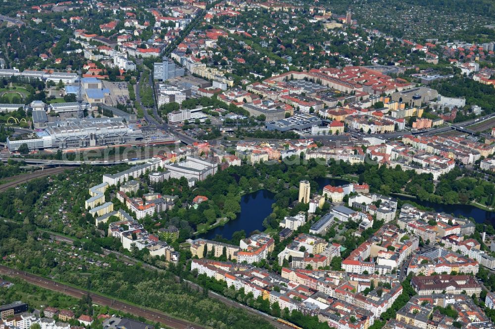 Aerial photograph Berlin - Residential area on Lietzenseepark at the New Kant Strasse in Berlin Charlottenburg