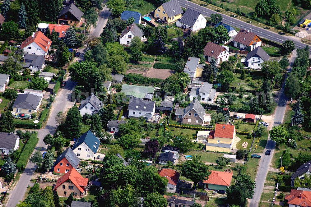 Berlin Mahlsdorf from above - Blick auf das Einfamilienhaus Wohngebiet an der Dahlwitzer Straße , Tizianstraße , Daffinger Weg , Schongaustraße in Mahlsdorf.