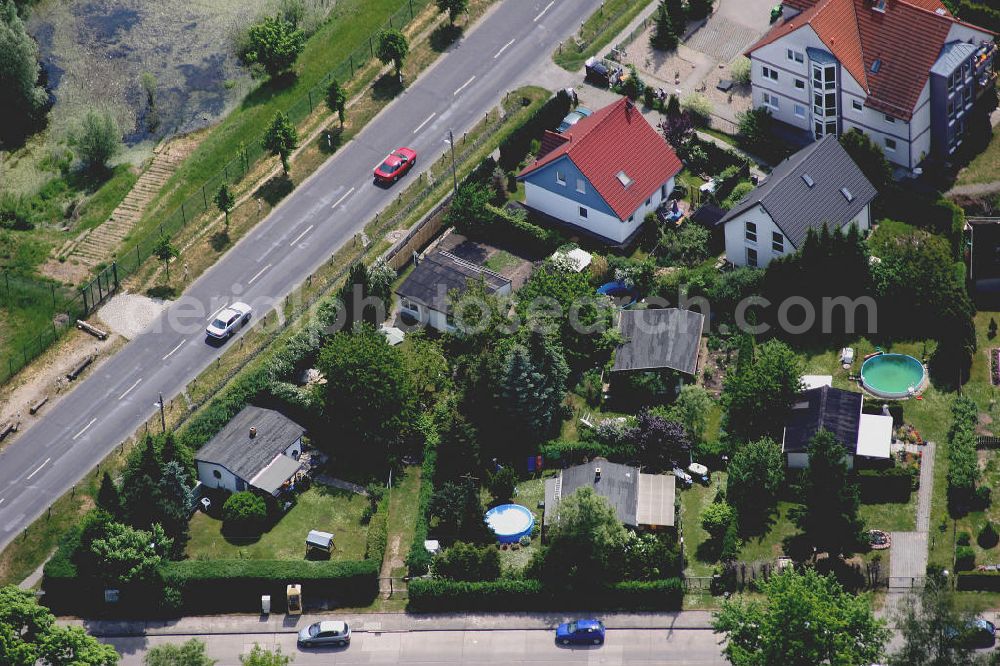 Berlin Mahlsdorf from the bird's eye view: Blick auf das Einfamilienhaus Wohngebiet an der Dahlwitzer Straße , Tizianstraße , Daffinger Weg , Schongaustraße in Mahlsdorf.