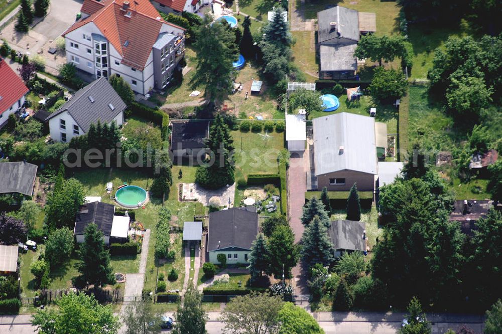 Aerial image Berlin Mahlsdorf - Blick auf das Einfamilienhaus Wohngebiet an der Dahlwitzer Straße , Tizianstraße , Daffinger Weg , Schongaustraße in Mahlsdorf.