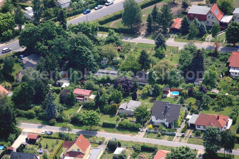 Aerial photograph Berlin Mahlsdorf - Blick auf das Einfamilienhaus Wohngebiet an der Dahlwitzer Straße , Tizianstraße , Daffinger Weg , Schongaustraße in Mahlsdorf.