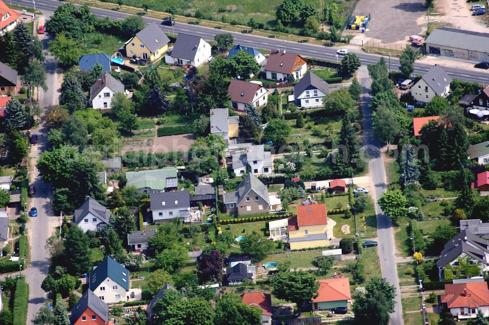 Berlin Mahlsdorf from the bird's eye view: Blick auf das Einfamilienhaus Wohngebiet an der Dahlwitzer Straße , Tizianstraße , Daffinger Weg , Schongaustraße in Mahlsdorf.