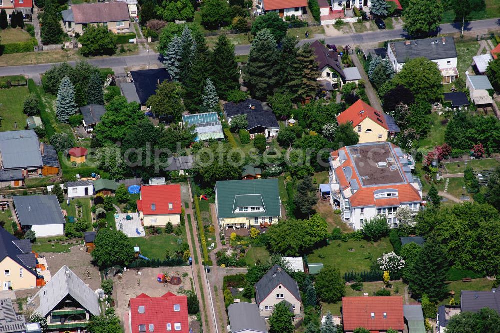 Aerial image Berlin Mahlsdorf - Blick auf das Einfamilienhaus Wohngebiet an der Dahlwitzer Straße , Tizianstraße , Daffinger Weg , Schongaustraße in Mahlsdorf.