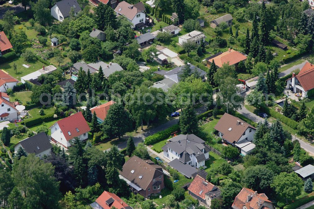 Aerial photograph Berlin - Blick auf das Einfamilienhaus - Neubauwohngebiet im Musikerviertel an der Lotzingerstraße , Händelstraße , Bachstraße in Mahlsdorf.