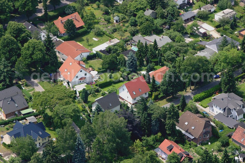 Berlin from above - Blick auf das Einfamilienhaus - Neubauwohngebiet im Musikerviertel an der Lotzingerstraße , Händelstraße , Bachstraße in Mahlsdorf.