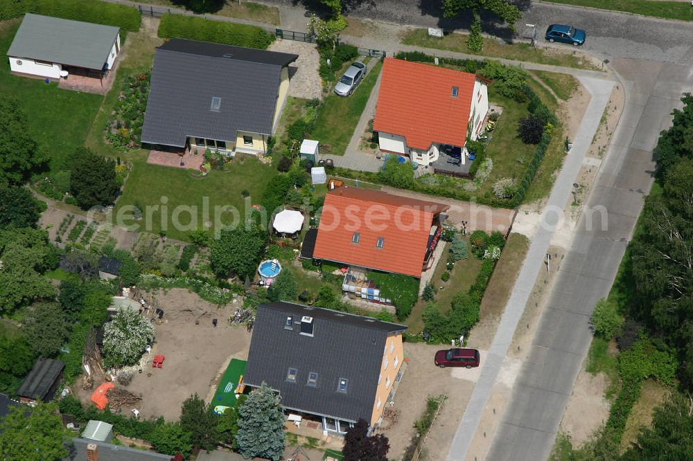 Aerial photograph Berlin - Blick auf das Einfamilienhaus - Neubauwohngebiet im Musikerviertel an der Lotzingerstraße , Händelstraße , Bachstraße in Mahlsdorf.