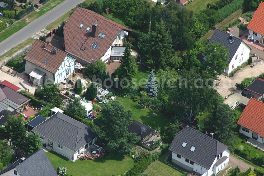 Berlin from above - Blick auf das Einfamilienhaus - Neubauwohngebiet im Musikerviertel an der Lotzingerstraße , Händelstraße , Bachstraße in Mahlsdorf.