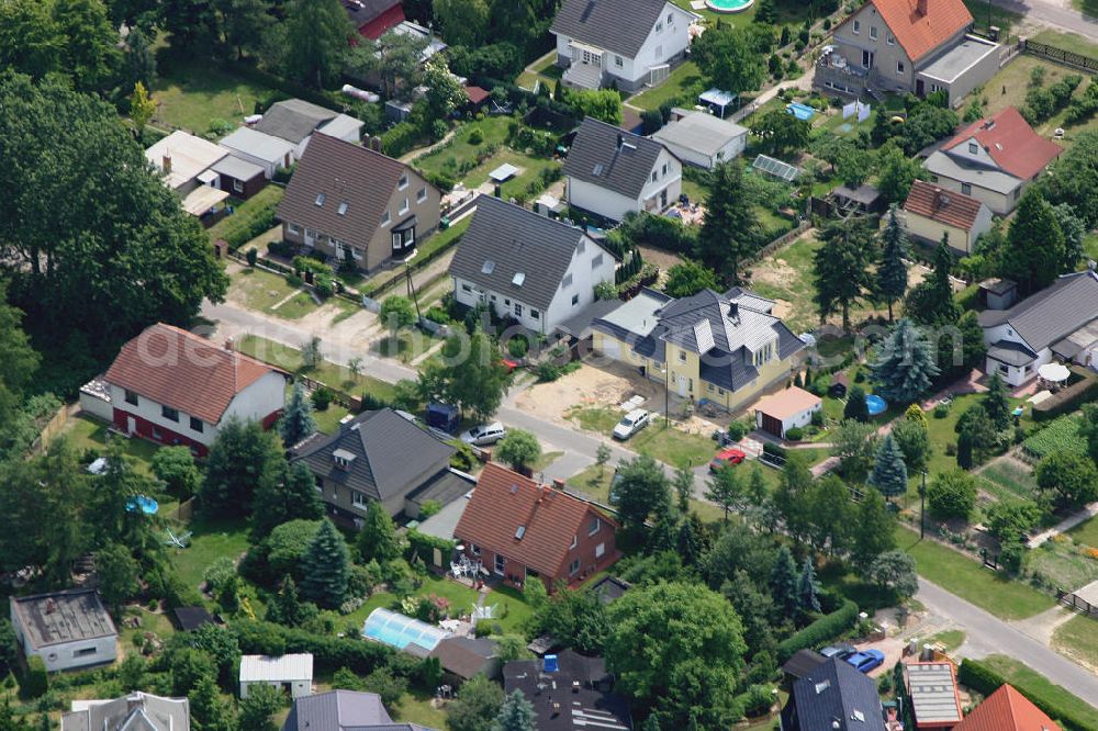 Aerial image Berlin - Blick auf das Einfamilienhaus - Neubauwohngebiet im Musikerviertel an der Lotzingerstraße , Händelstraße , Bachstraße in Mahlsdorf.