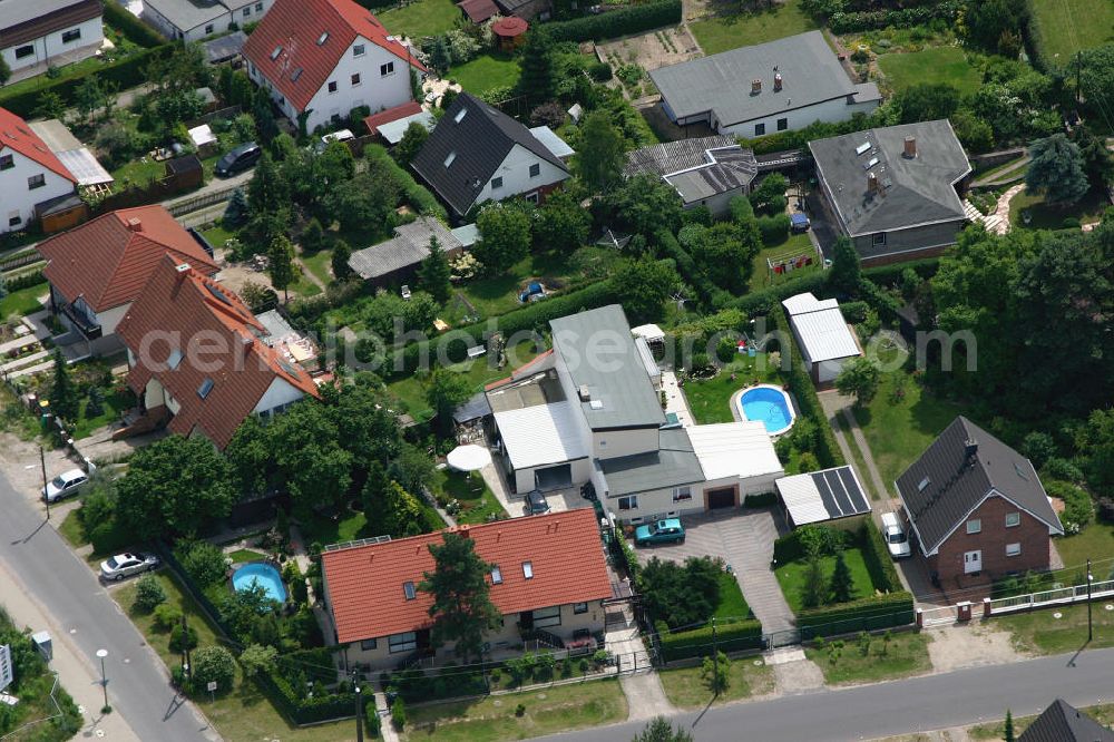 Aerial photograph Berlin - Blick auf das Einfamilienhaus - Neubauwohngebiet im Musikerviertel an der Lotzingerstraße , Händelstraße , Bachstraße in Mahlsdorf.