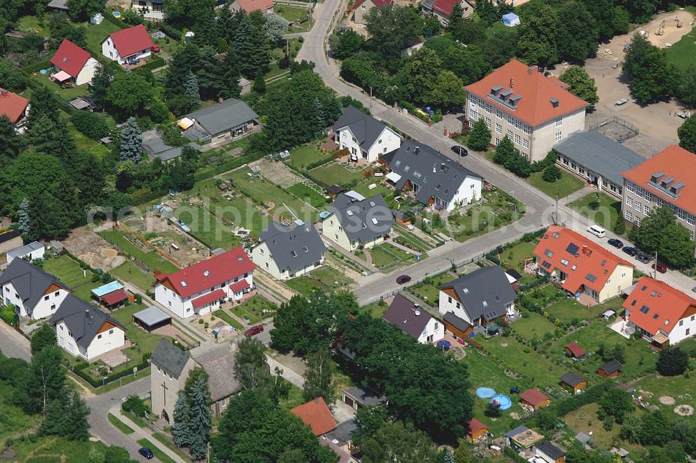 Aerial photograph Berlin Mahldorf - Blick auf das Einfamilienhaus - Neubauwohngebiet an der Mahlsdorfer Grundschule , Pharrhufenweg , Marderweg , Feldrain in Mahlsdorf.