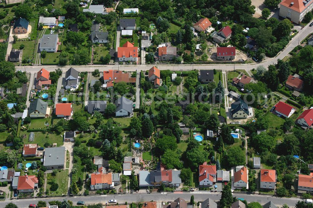 Berlin Mahldorf from the bird's eye view: Blick auf das Einfamilienhaus - Neubauwohngebiet an der Mahlsdorfer Grundschule , Pharrhufenweg , Marderweg , Feldrain in Mahlsdorf.