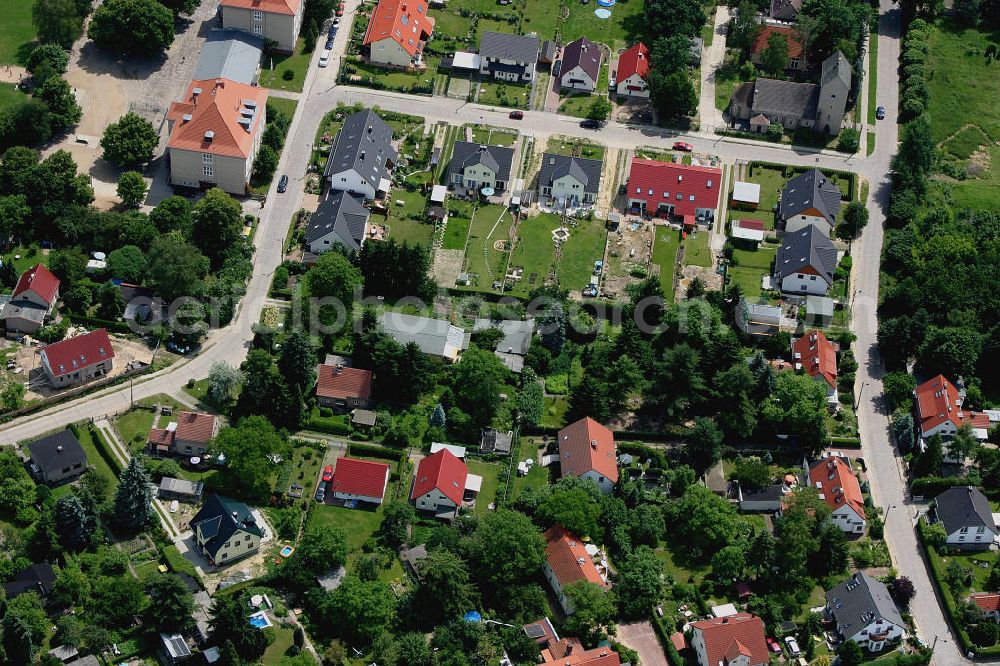 Aerial image Berlin Mahldorf - Blick auf das Einfamilienhaus - Neubauwohngebiet an der Mahlsdorfer Grundschule , Pharrhufenweg , Marderweg , Feldrain in Mahlsdorf.