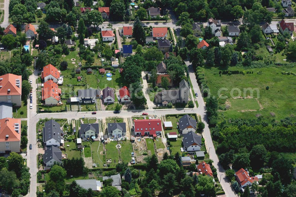 Aerial photograph Berlin Mahldorf - Blick auf das Einfamilienhaus - Neubauwohngebiet an der Mahlsdorfer Grundschule , Pharrhufenweg , Marderweg , Feldrain in Mahlsdorf.