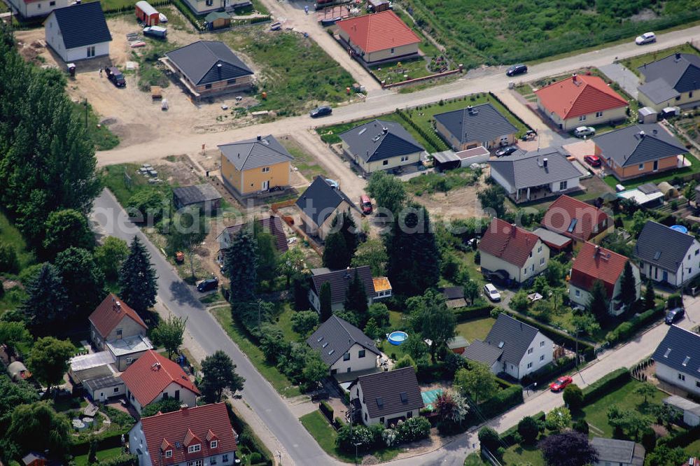 Berlin Mahldorf from above - Blick auf das Einfamilienhaus - Neubauwohngebiet an der Mahlsdorfer Grundschule , Pharrhufenweg , Marderweg , Feldrain in Mahlsdorf.