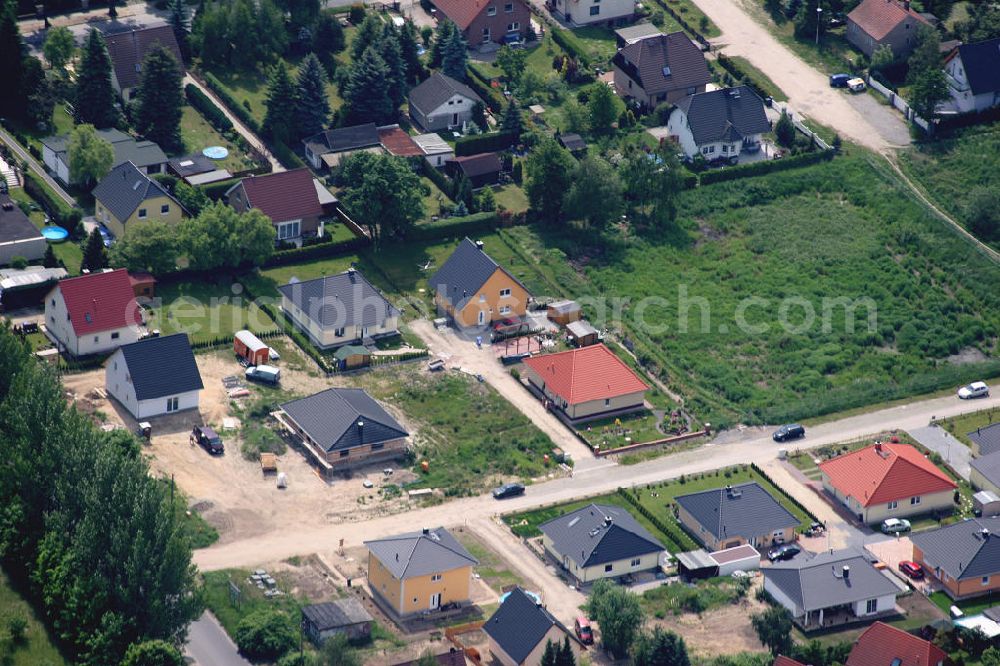 Berlin Mahldorf from the bird's eye view: Blick auf das Einfamilienhaus - Neubauwohngebiet an der Mahlsdorfer Grundschule , Pharrhufenweg , Marderweg , Feldrain in Mahlsdorf.