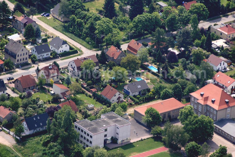 Aerial image Berlin Mahldorf - Blick auf das Einfamilienhaus - Neubauwohngebiet an der Mahlsdorfer Grundschule , Pharrhufenweg , Marderweg , Feldrain in Mahlsdorf.