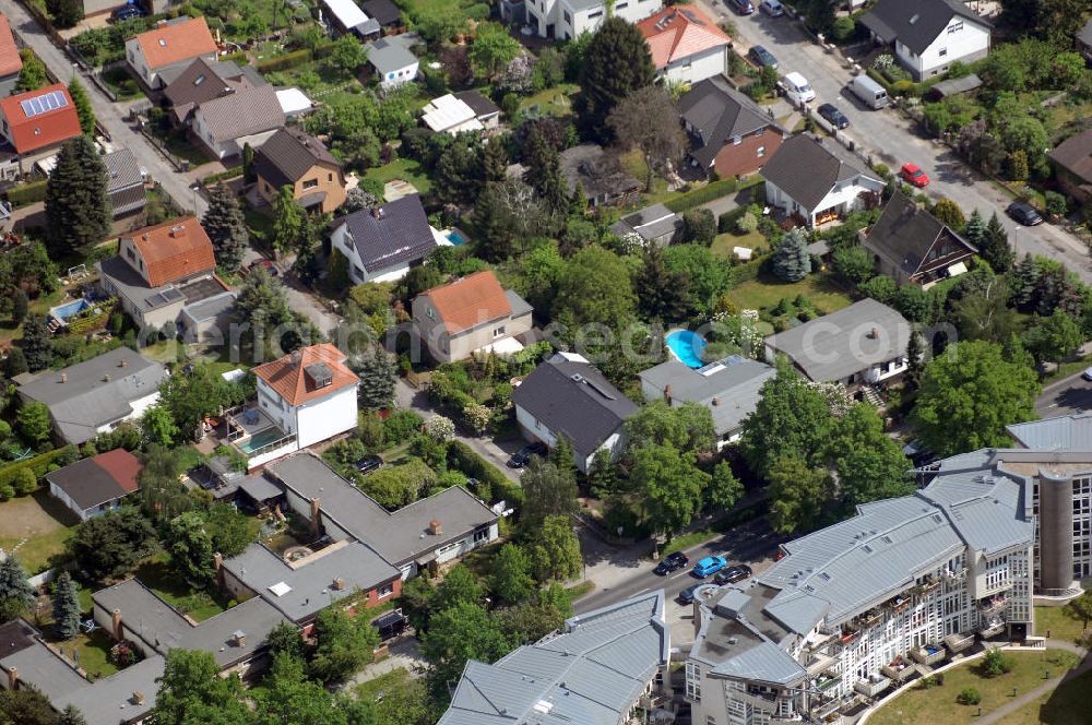 Aerial photograph Berlin - Weißensee - Blick über Mehrfamilienhäuser am Malchower Weg auf Einfamilienhäuser an der Privatstraße 3 und 4.