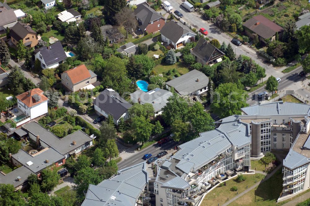 Berlin - Weißensee from above - Blick über Mehrfamilienhäuser am Malchower Weg auf Einfamilienhäuser an der Privatstraße 3 und 4.