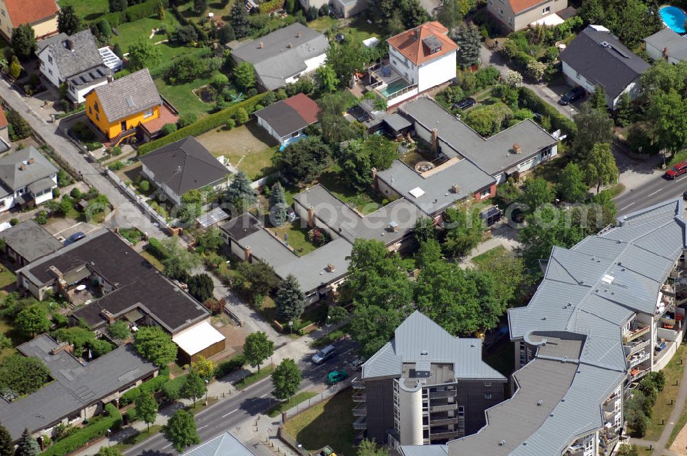 Berlin - Weißensee from the bird's eye view: Blick über Mehrfamilienhäuser am Malchower Weg auf Einfamilienhäuser an der Privatstraße 3 und 4.