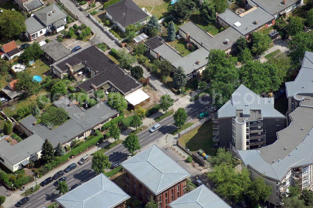 Aerial image Berlin - Weißensee - Blick über Mehrfamilienhäuser am Malchower Weg auf Einfamilienhäuser an der Privatstraße 3.