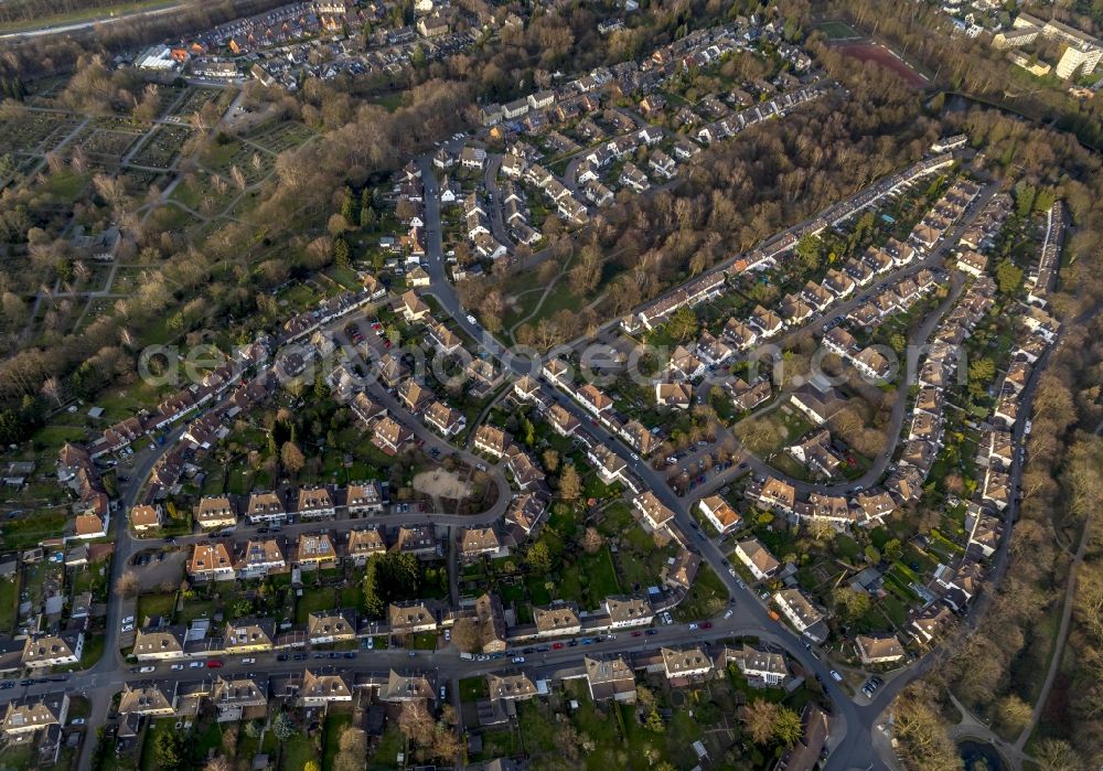 Mülheim from the bird's eye view: Residential Mausegattsiedlung Mülheim with historic row houses and backyard gardens in Mülheim in the state of North Rhine-Westphalia