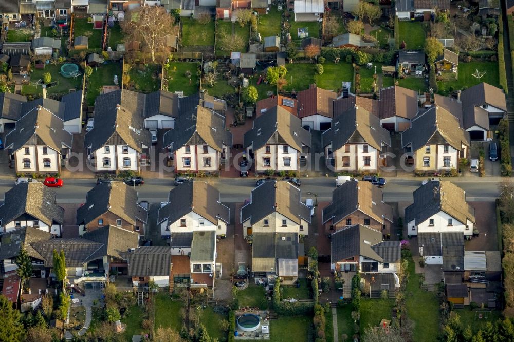 Aerial photograph Mülheim - Residential Mausegattsiedlung Mülheim with historic row houses and backyard gardens in Mülheim in the state of North Rhine-Westphalia