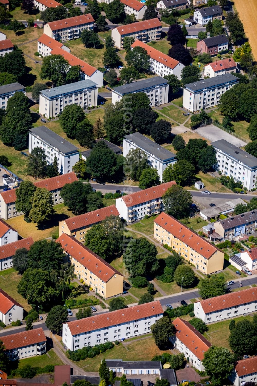 Ahlen from the bird's eye view: Residential area of a multi-family house settlement at the Buergermeister-Corneli-Ring in Ahlen in the state North Rhine-Westphalia, Germany