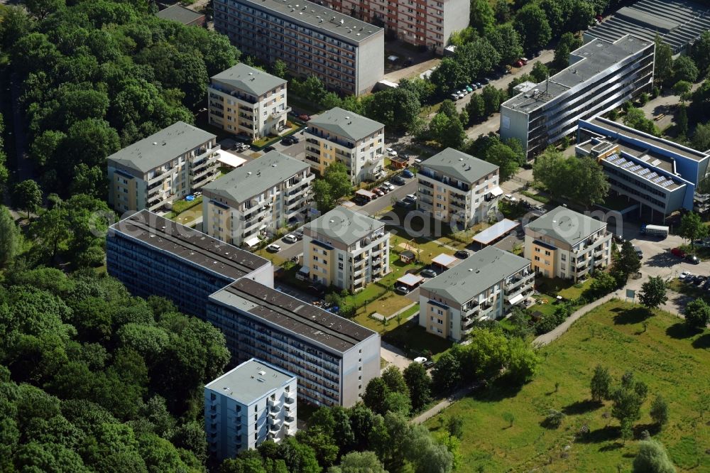 Aerial image Berlin - Residential area of the multi-family house settlement on Allee of Kosmonauten and dem Landschaftspark Herzberge in the district Lichtenberg in Berlin, Germany