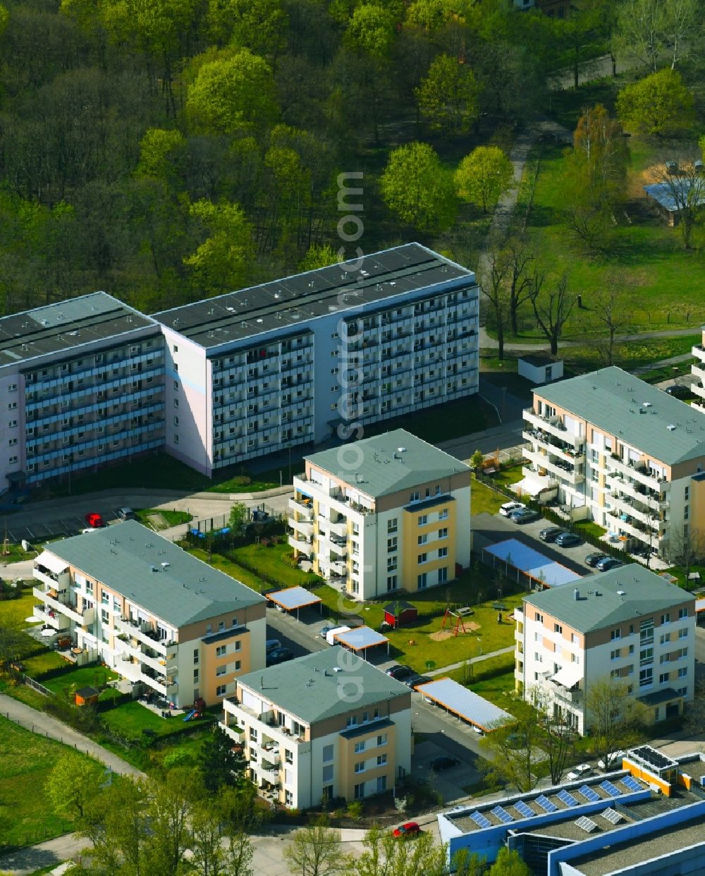 Aerial image Berlin - Residential area of the multi-family house settlement on Allee of Kosmonauten and dem Landschaftspark Herzberge in the district Lichtenberg in Berlin, Germany