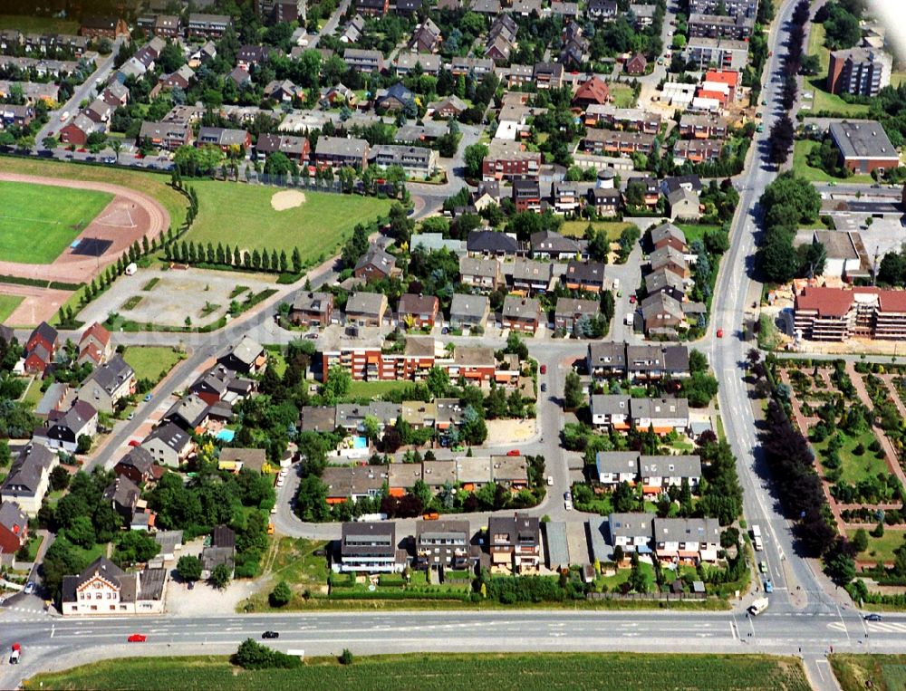 Bottrop from above - Residential area of a multi-family house settlement Alleestrasse - Am Tollstock destrict Kirchhellen in Bottrop in the state North Rhine-Westphalia