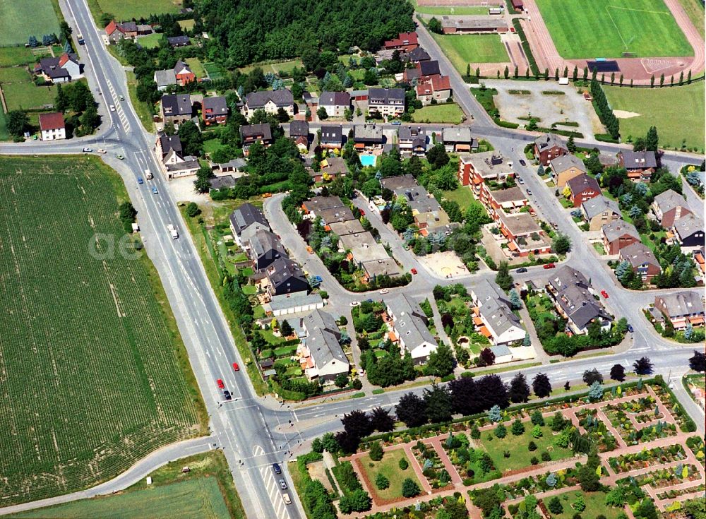 Bottrop from the bird's eye view: Residential area of a multi-family house settlement Alleestrasse - Am Tollstock destrict Kirchhellen in Bottrop in the state North Rhine-Westphalia