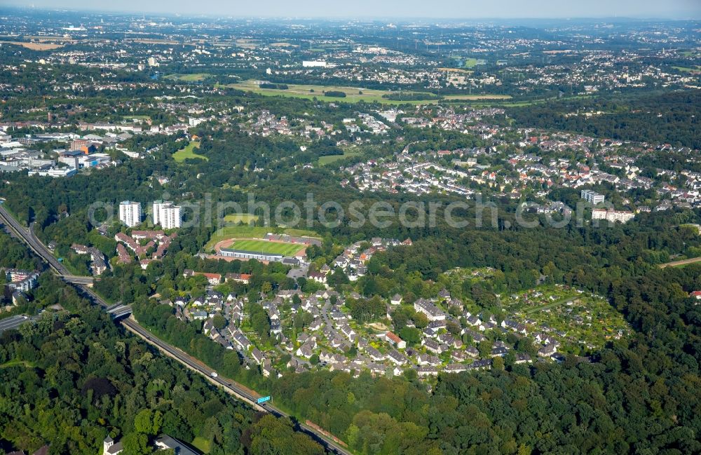 Essen from the bird's eye view: Residential area of a multi-family house settlement Altenhof 2 in Essen in the state North Rhine-Westphalia