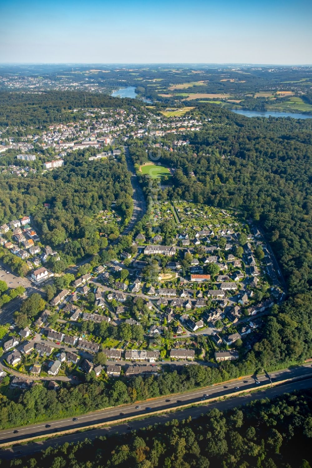 Essen from the bird's eye view: Residential area of a multi-family house settlement Altenhof 2 in Essen in the state North Rhine-Westphalia