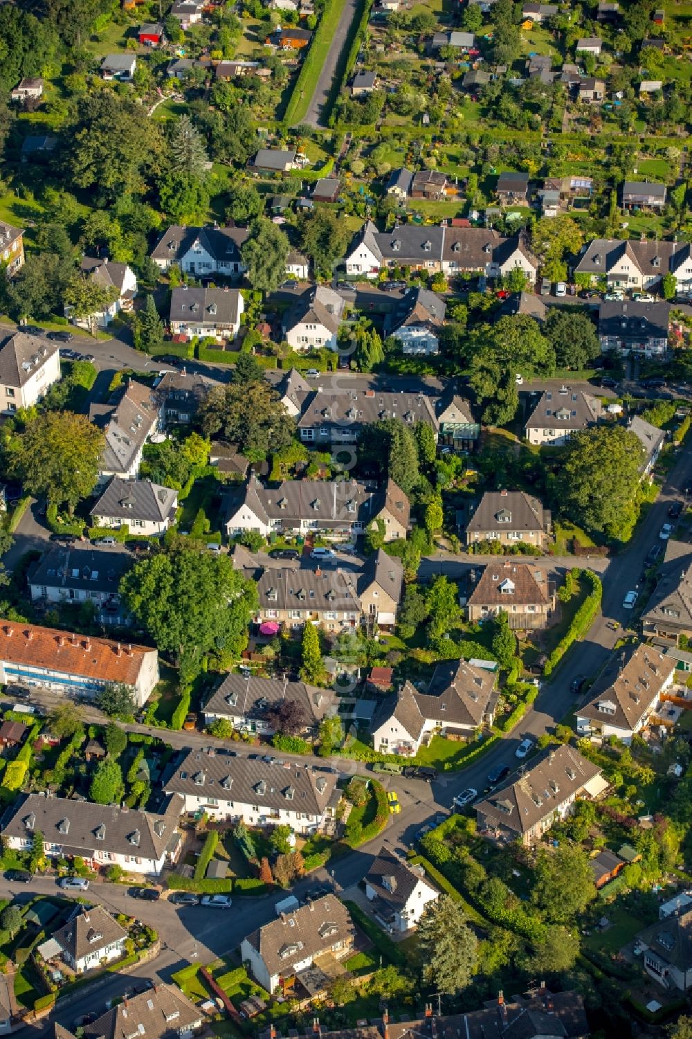 Essen from the bird's eye view: Residential area of a multi-family house settlement Altenhof 2 in Essen in the state North Rhine-Westphalia