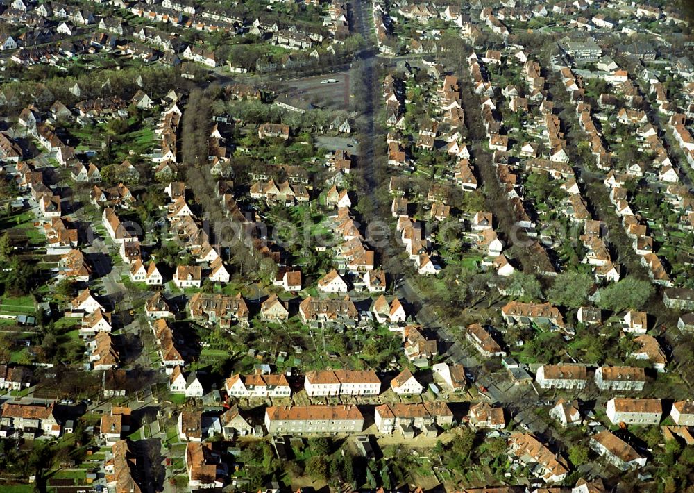 Aerial photograph Kamp-Lintfort - Residential area of the multi-family house settlement Altsiedlung in the district Niersenbruch in Kamp-Lintfort in the state North Rhine-Westphalia