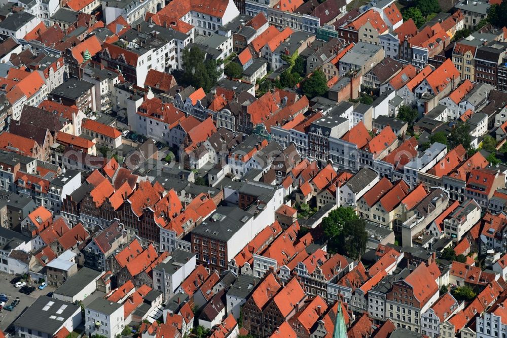 Aerial photograph Lübeck - Residential area of the multi-family house settlement in of Altstadt on Wahmstrasse - Huexstrasse in Luebeck in the state Schleswig-Holstein, Germany