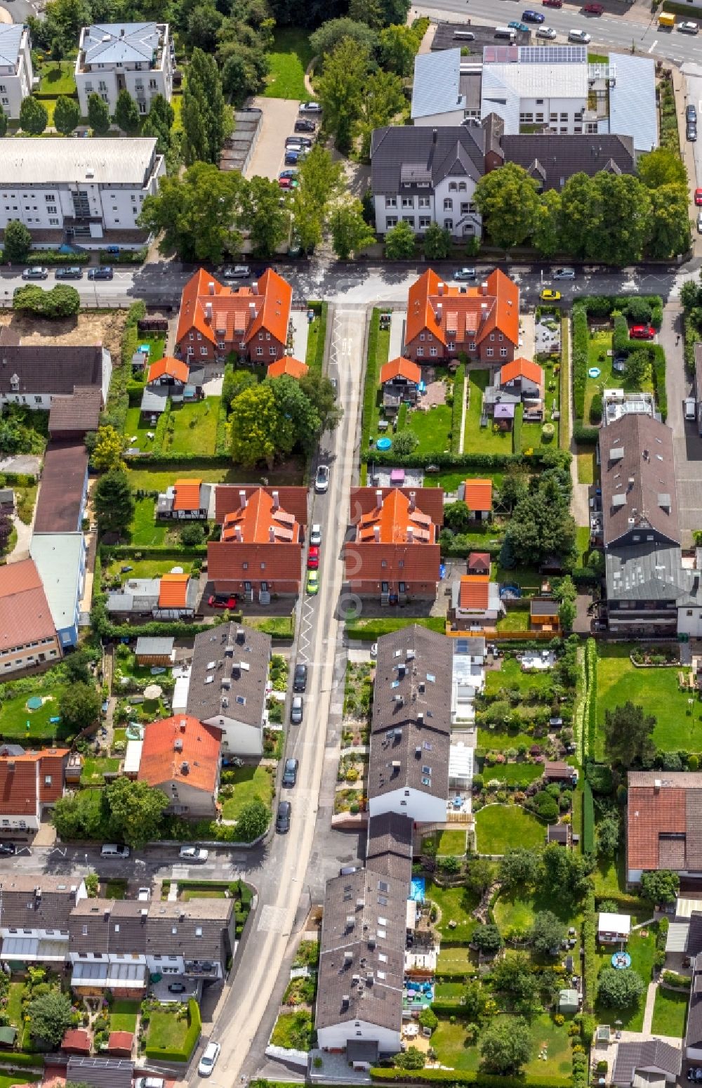 Gevelsberg from the bird's eye view: Residential area of the multi-family house settlement on Asternstrasse in Gevelsberg in the state North Rhine-Westphalia, Germany