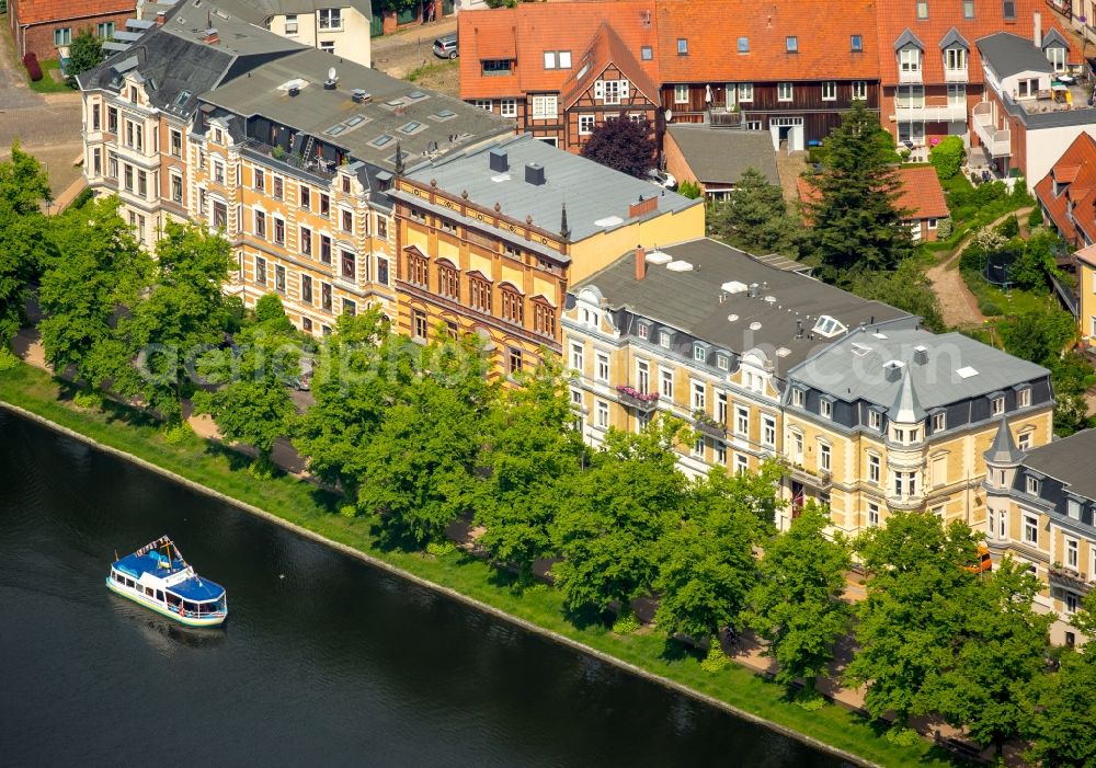 Aerial photograph Schwerin - Residential area of a multi-family house settlement August-Bebel-Strasse on lake Pfaffenteich in Schwerin in the state Mecklenburg - Western Pomerania