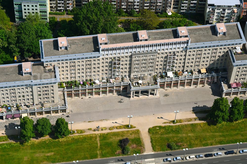 Aerial image Berlin - Residential area of the multi-family house settlement with balcony and terrace facade on street Karl-Marx-Allee in the district Friedrichshain in Berlin, Germany