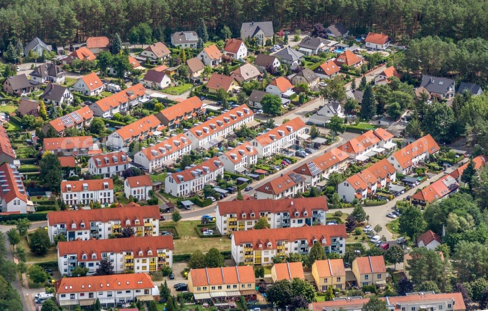 Beelitz from above - Residential area of the multi-family house settlement on Carl-von-Ossietzki-Strasse in Beelitz in the state Brandenburg, Germany